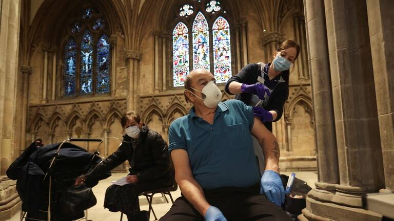 بريطانيا: تطعيم 140 شخصا في الدقيقة ضد كورونا