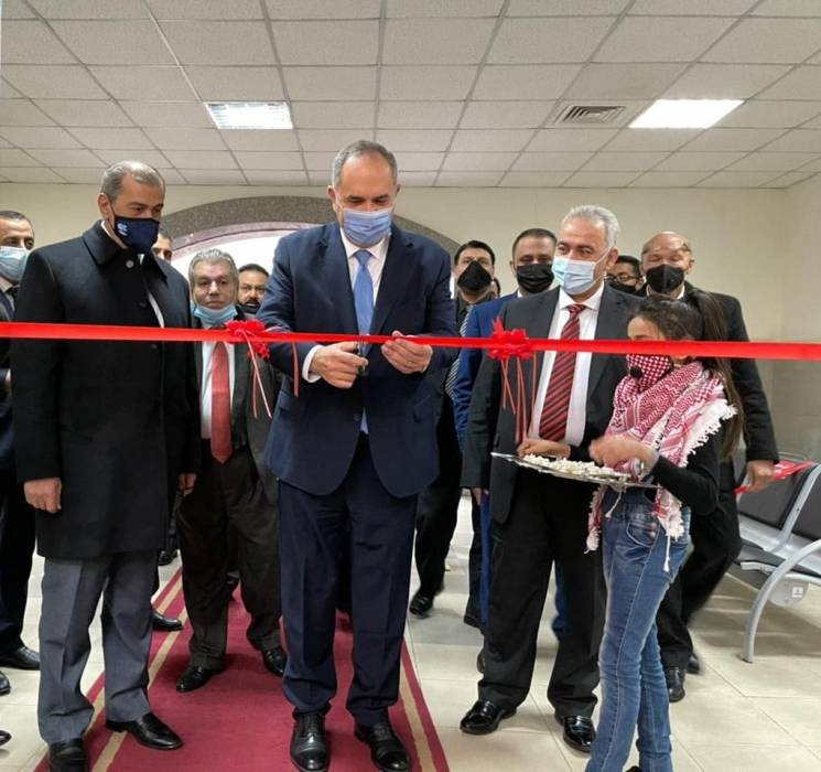 التلهوني يفتتح مركزاً جديداً للخدمات الحكومية الشاملة في الزرقاء