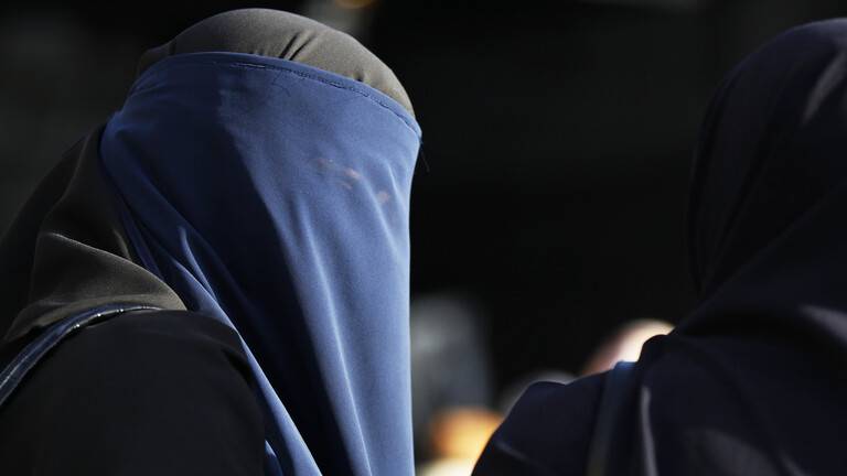 سويسرا تحث الناخبين على رفض حظر البرقع والنقاب في استفتاء مارس