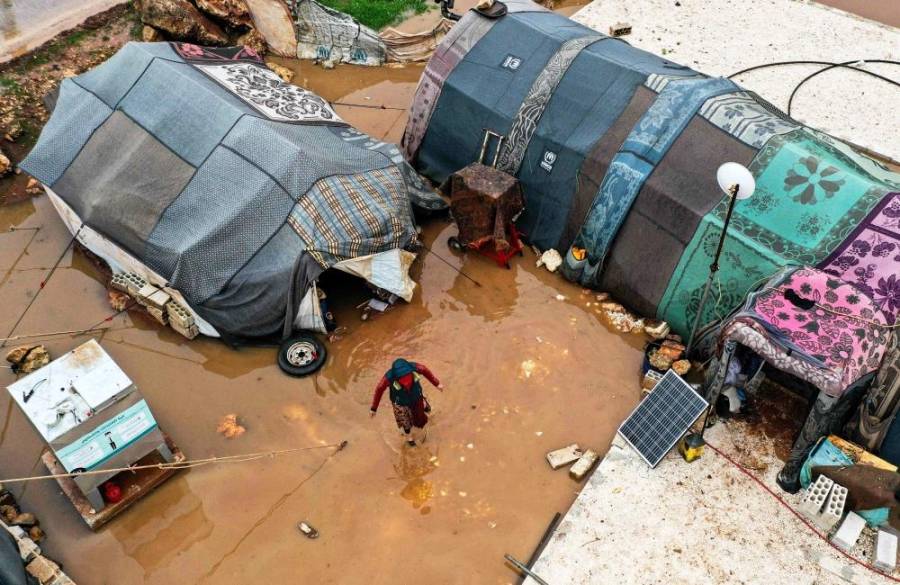 «المستنقعات» ملاجئ النازحين في سوريا