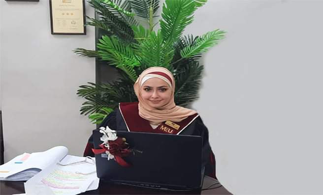 الطالبة فاطمة عثمان تناقش رسالة الماجستير في جامعه الشرق الأوسط
