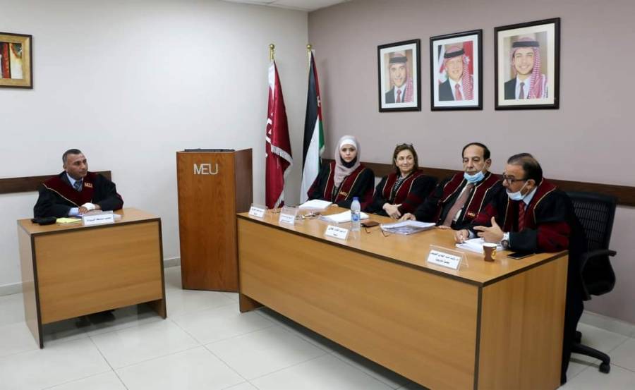 الطالب محمود البريزات يناقش رسالة الماجستير في جامعة الشرق الأوسط