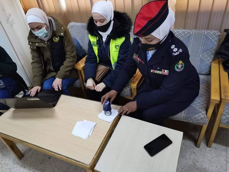 الدوريات الخارجية ومبادرة يلا نتعاون على الخير يقدمان المساعدات الانسانية لبعض الأسر العفيفة والجمعيات الخيرية.