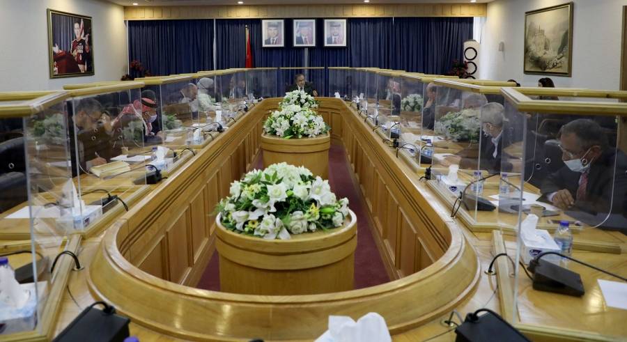 إدارية الأعيان تُناقش توجهات النهوض بالإدارة العامة