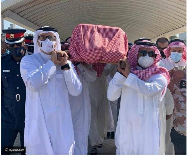 راشد الماجد يحمل نعش والدته وهو في حالة من الحزن والانهيار