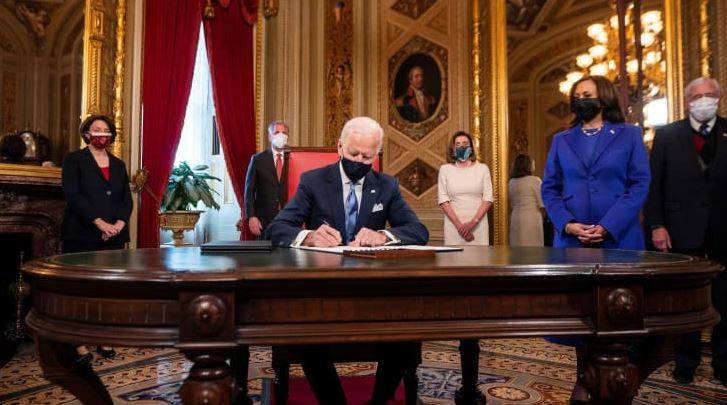 بايدن يوقع عدداً من الأوامر التنفيذية في يومه الأول