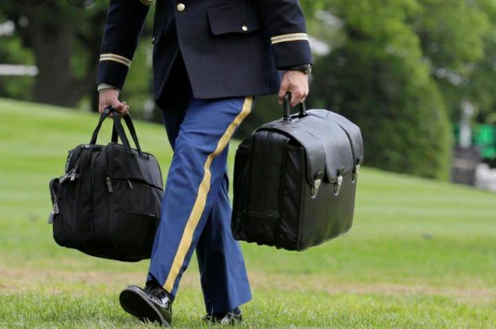 بايدن تسلم الحقيبة النووية بإجراءات استثنائية.. فما قصتها؟