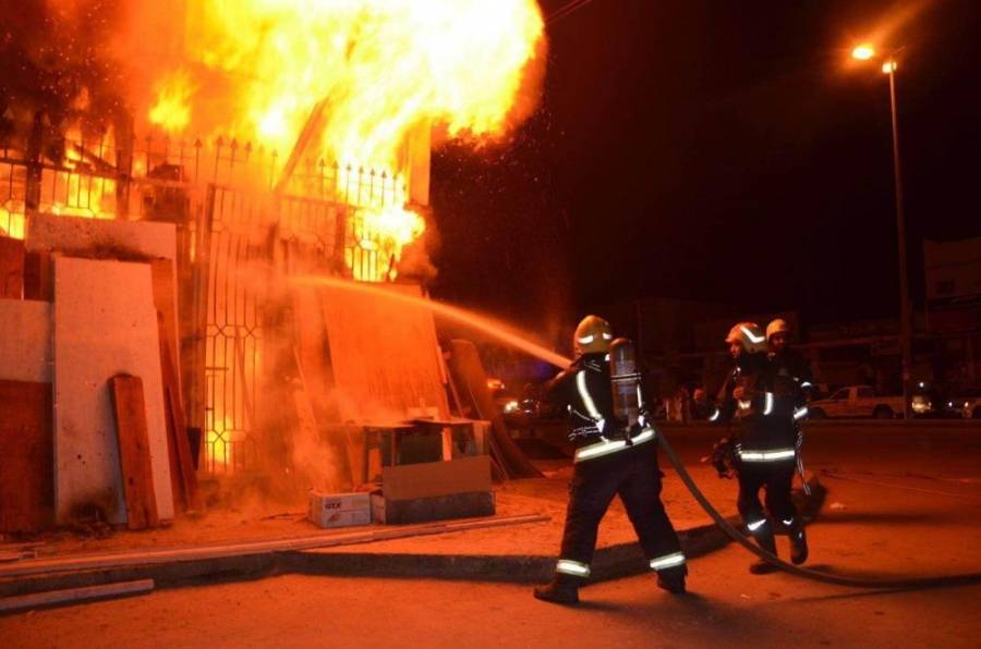 إخماد حريق شب في مصنع للمواد الطبية بسحاب