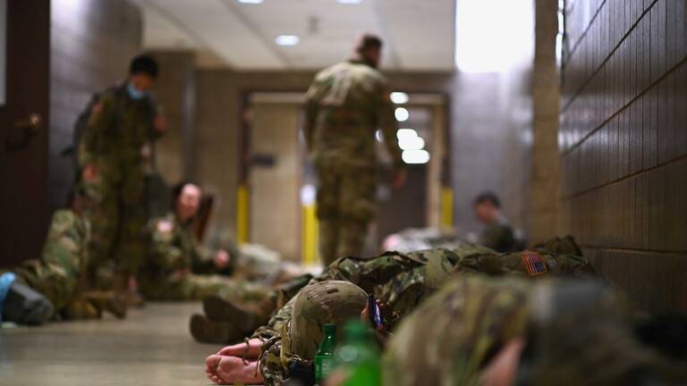 بوليتيكو: عناصر الحرس الوطني الأمريكي يشعرون بـالغدر