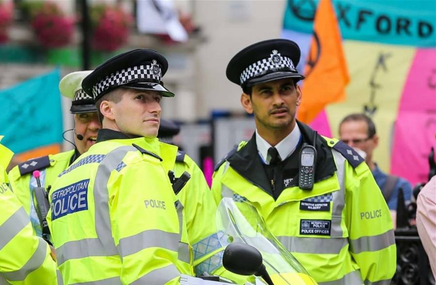 حفل زفاف في مدرسة بلندن والشرطة تفرق المدعوين