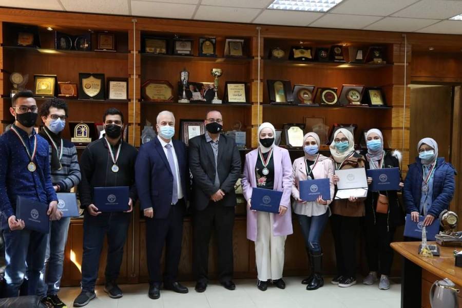 التطبيقية تكرم طلبتها المميزين من كلية تكنولوجيا المعلومات_ صور