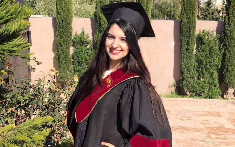 الطالبة لانا يوسف تناقش رسالة الماجستير في جامعة الشرق الأوسط