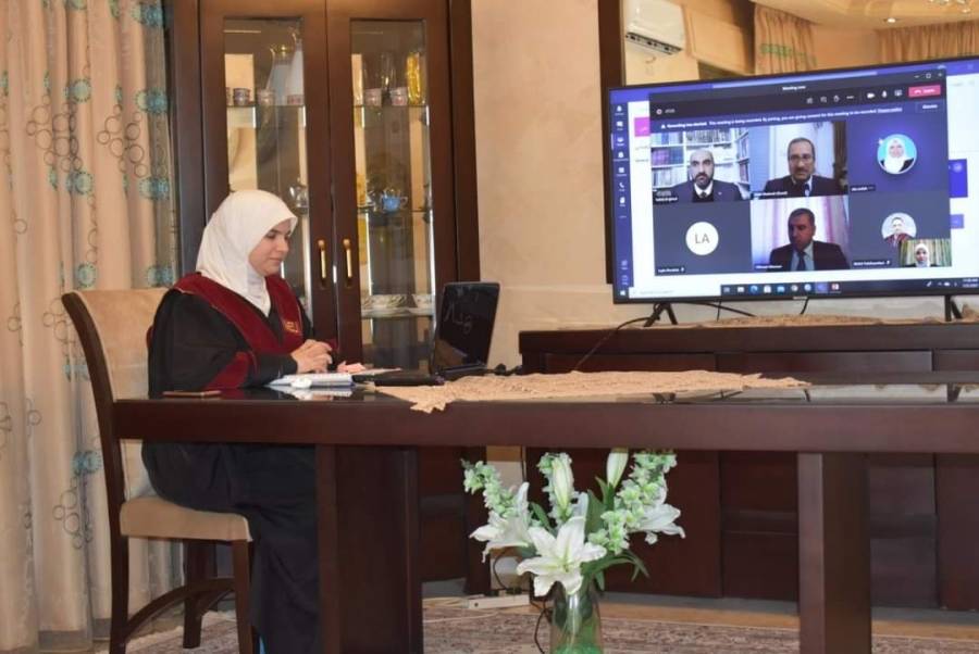 الطالبة نور الطباخي تناقش رسالة الماجستير في جامعة الشرق الأوسط