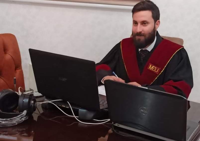 الطالب زيدون الرباعي يناقش رسالة الماجستير في جامعة الشرق الأوسط