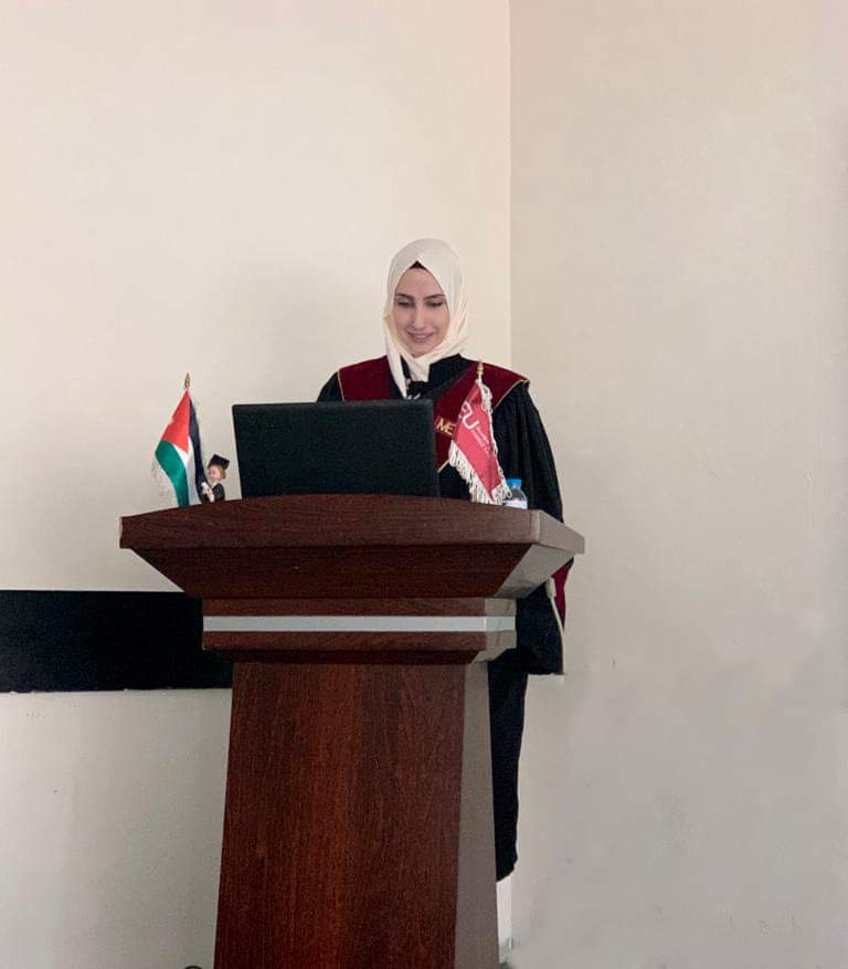 الطالبة أفين الكردي تناقش رسالة الماجستير في جامعة الشرق الأوسط