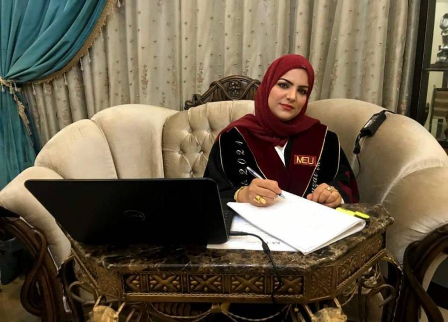 الطالبة سراب حمزة تناقش رسالة الماجستير في جامعة الشرق الأوسط