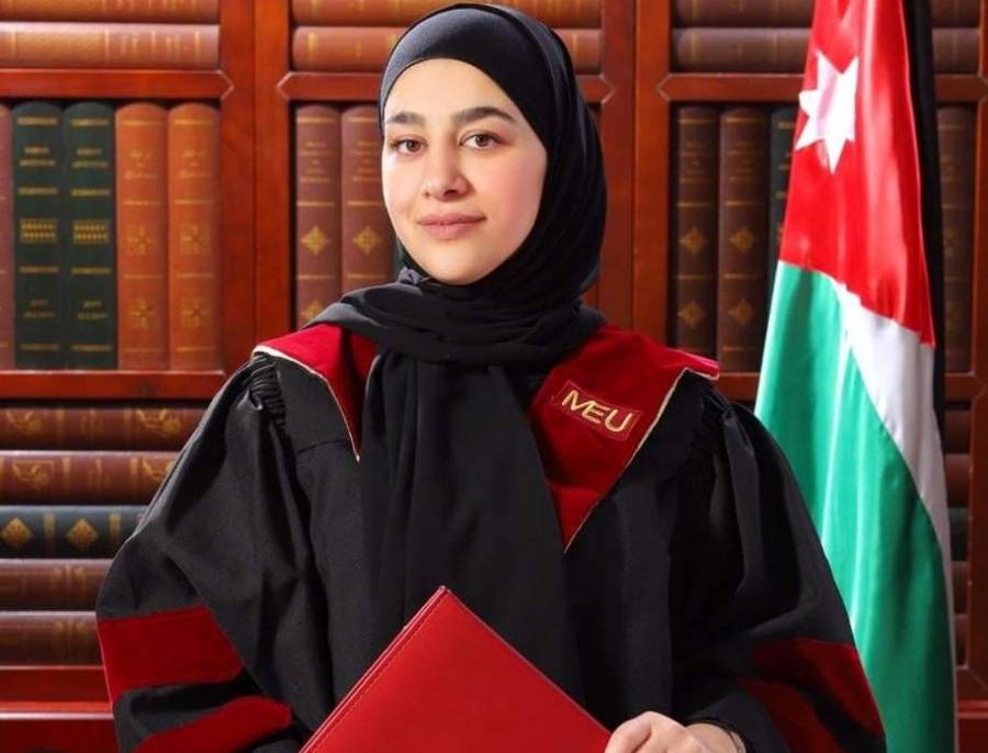 الطالبة بتول ابو صبيح تناقش رسالة الماجستير في جامعة الشرق الأوسط