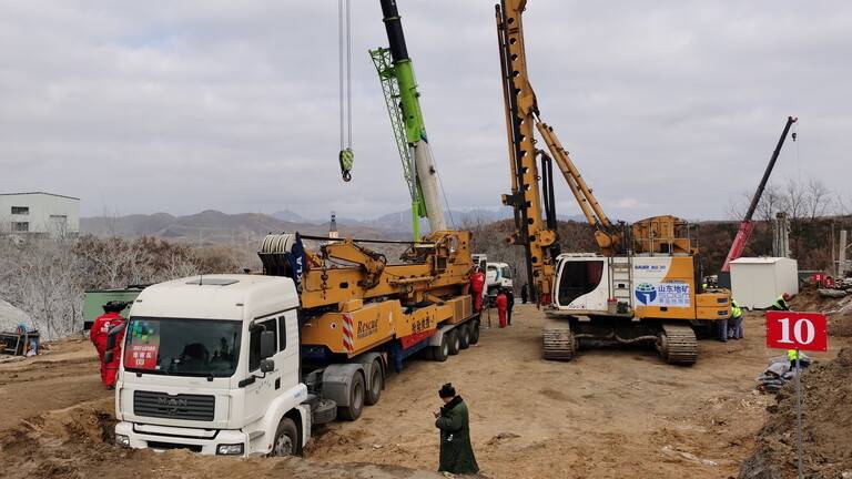 فرق الإنقاذ الصينية تنتشل عاملا من تحت الأرض بعد 14 يوما من انفجار بمنجم للذهب