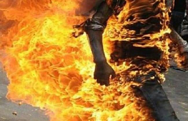 رجل يشعل النار في نفسه أمام مقر حكومة روسيا البيضاء في مينسك