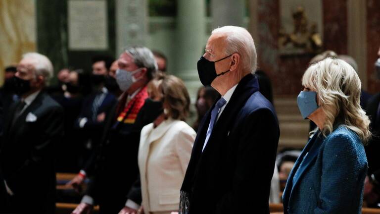 بايدن يحضر القداس الأول له كرئيس في الكنيسة التي صلى فيها جون ف. كيندي