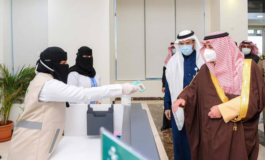 أمير تبوك يقف على جاهزية مركز لقاحات كورونا بالمنطقة