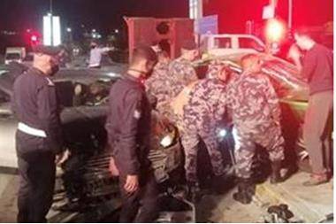 اصابة سيدة وابنائها الثلاث بحادث مروع على طريق المطار