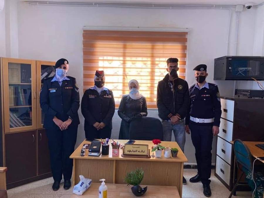 الدوريات الخارجية ومبادرة يلا نتعاون على الخير يقدمان المساعدات الانسانية لبعض الأسر العفيفة والجمعيات الخيرية.