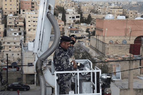 الدفاع المدني ينقذ قطة في العاصمة