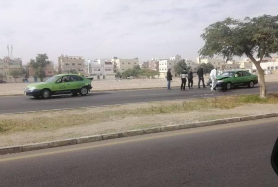 حادث تصادم بين سيارتين عمومتين في العقبة
