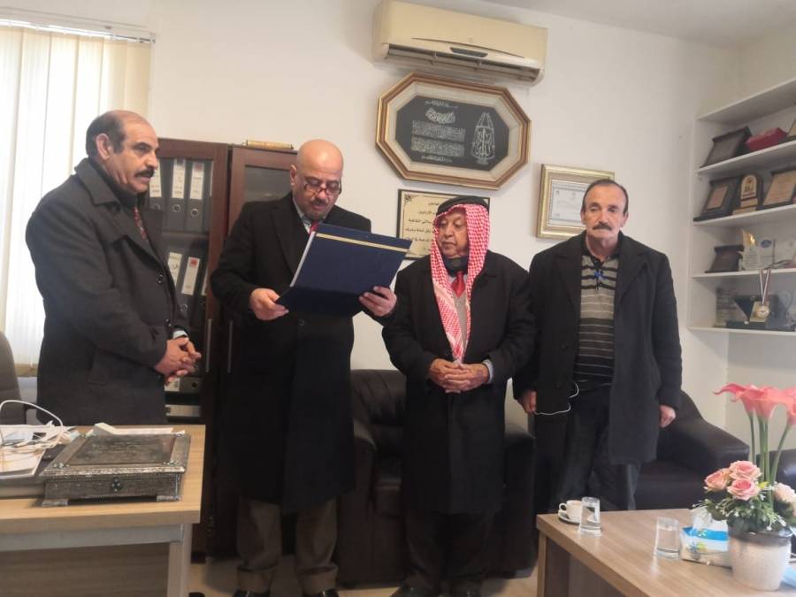 رئيس اتحاد الفنانين الفلسطينيين يكرم رئيس اتحاد الكتاب