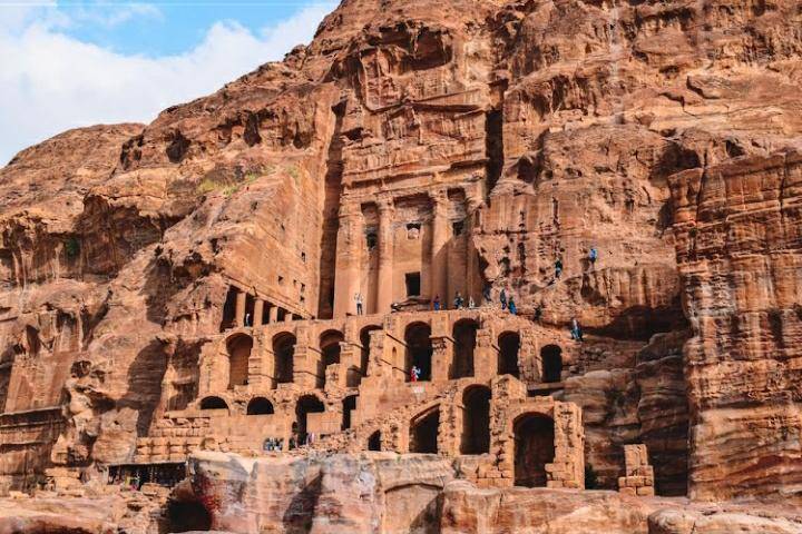 السياحة تخسر 3 مليارات دينار