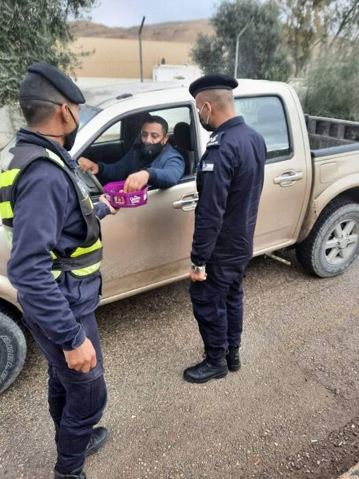 ” الأمن العام” يوزع الحلوى على المواطنين بمناسبة عيد ميلاد جلالته التاسع والخمسين