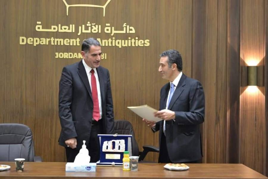 وزير السياحة يكرم مدير عام دائرة الاثار العامة