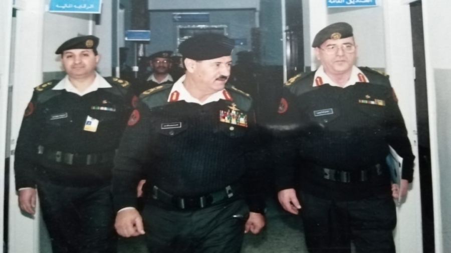 الصخرية تكتب الفريق متعب الزبن نجم مضيء في سماء الوطن