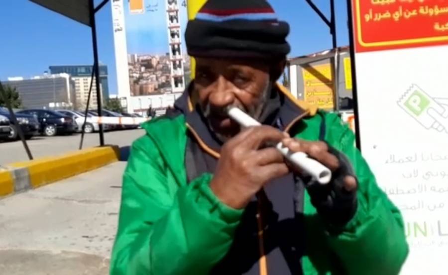 عازف الشبابة ابو سكر يقدم فنه في ساحة مستشفى الاردن واتخذه  مصدر رزقه...فيديو