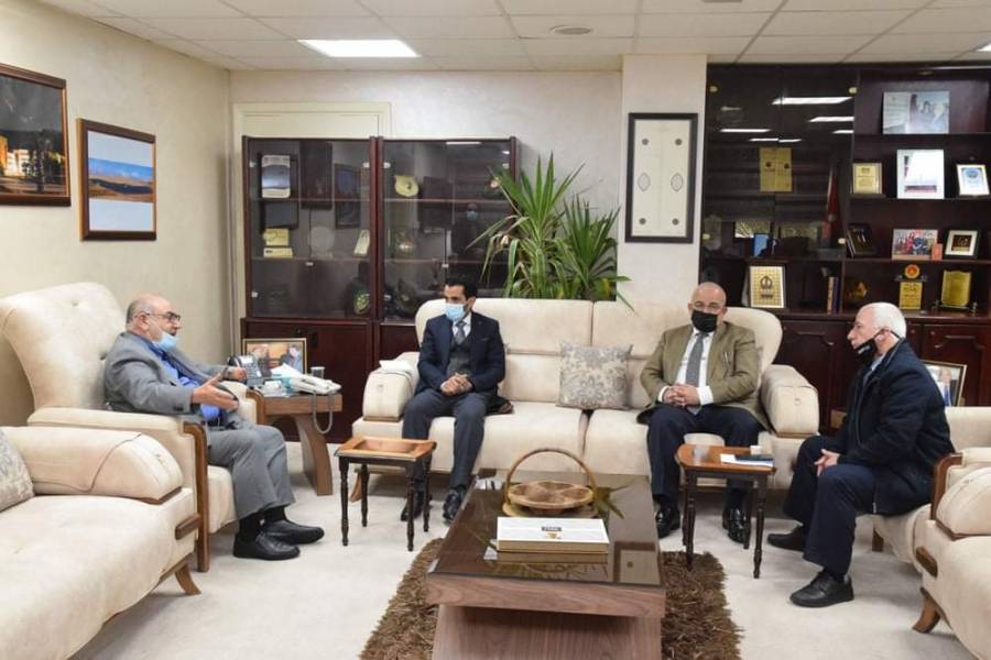بحث التعاون بين الجامعة الهاشمية والشبكة الإسلامية لتنمية وإدارة مصادر المياه
