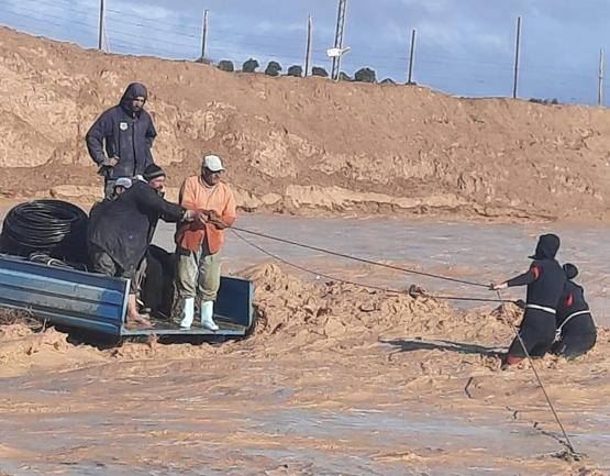الدفاع المدني ينقذ أشخاصا حاصرتهم السيول ...صور