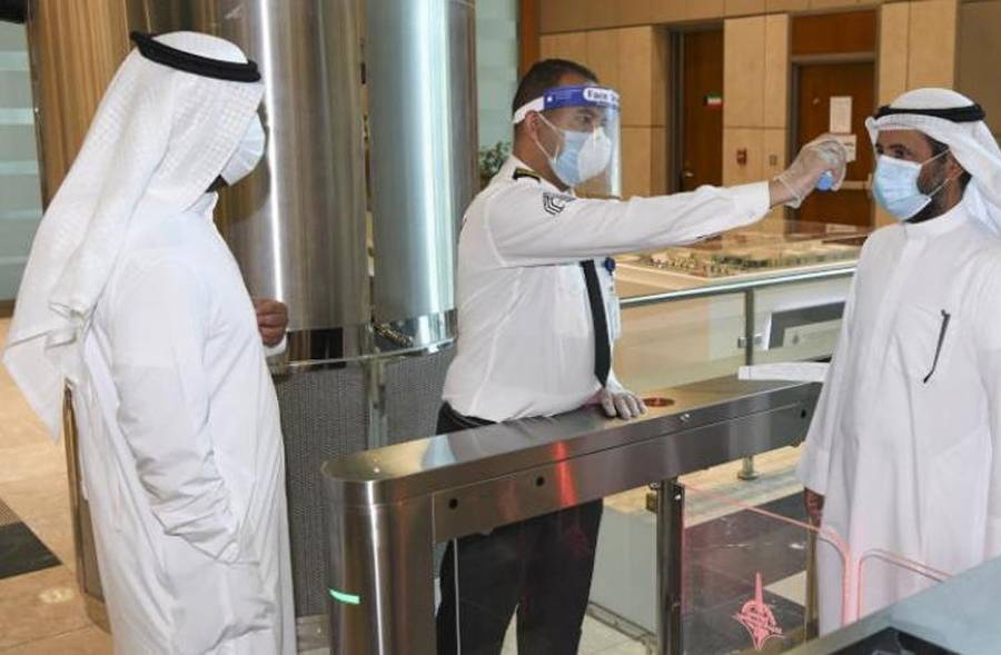 الكويت لموظفي الحكومة: إما التقيد بإجراءات كورونا.. أو خصم الراتب