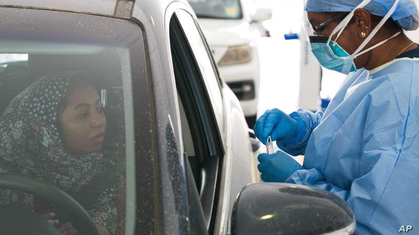 أبوظبي تعيد بعض القيود لاحتواء كورونا