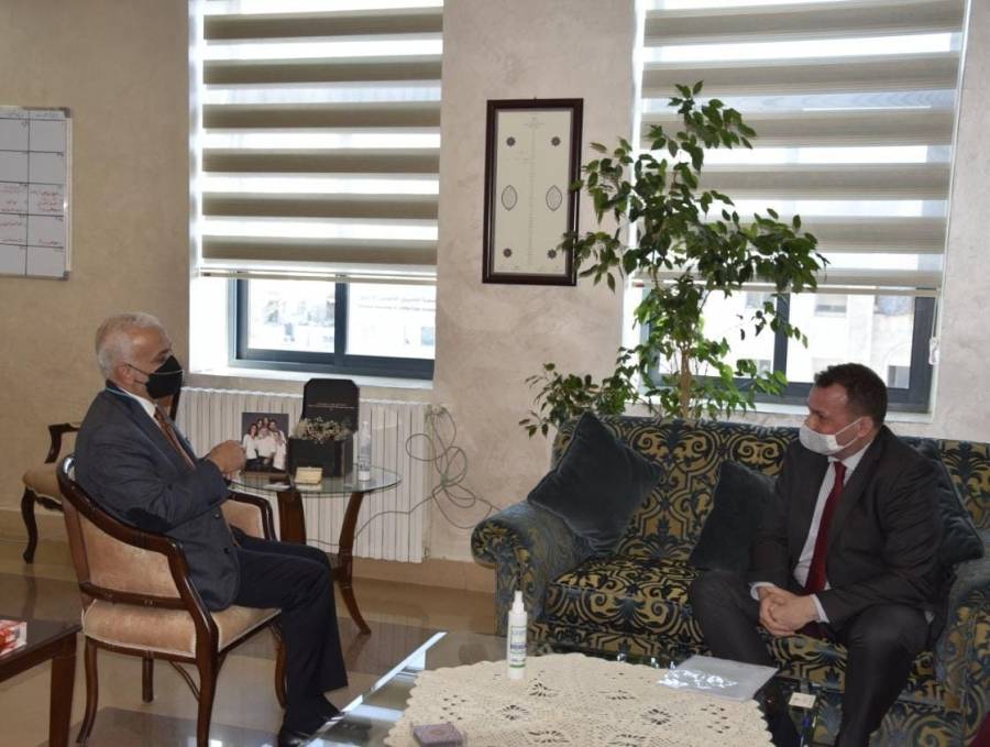 وزير التنمية الاجتماعية يستقبل القائم بالاعمال بالسفارة الهولندية في عمان .