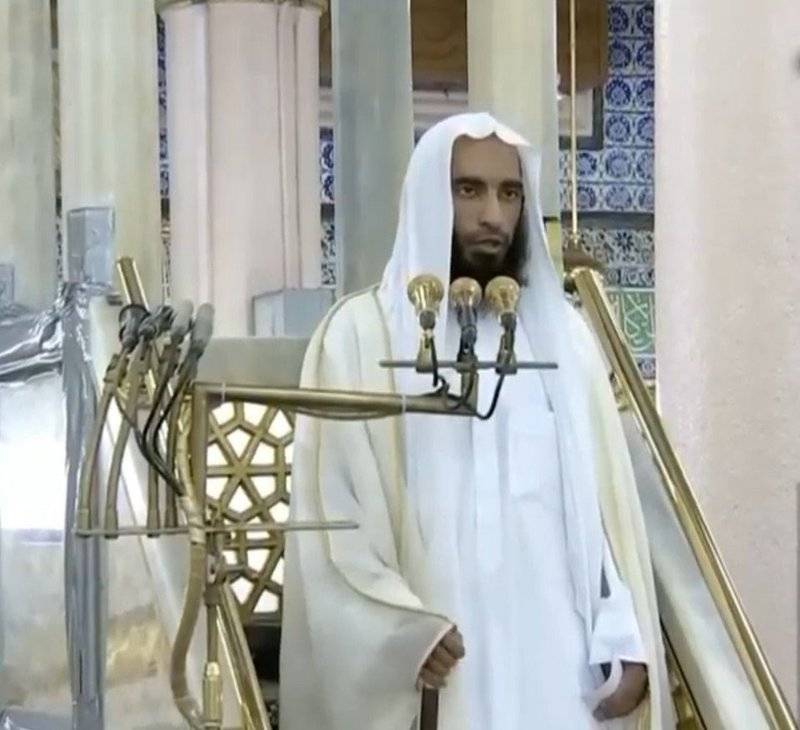 إمام المسجد النبوي: من علامات إعراض الله عن العبد اشتغاله بما لا يعنيه