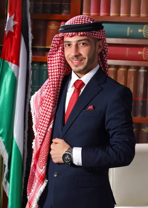 العين الأسبق غازي الطيب يُهنئ صلاح النسور لحصوله على البكالوريوس