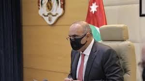 الخصاونة يعمم بالاستعانة بالحد الأدنى من الموظفين اللازمين لاستدامة العمل