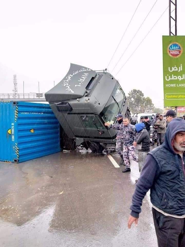 إنقلاب شاحنة يتسبب بإغلاق الطريق الرئيسي الذي يربط عمان بمحافظات الجنوب