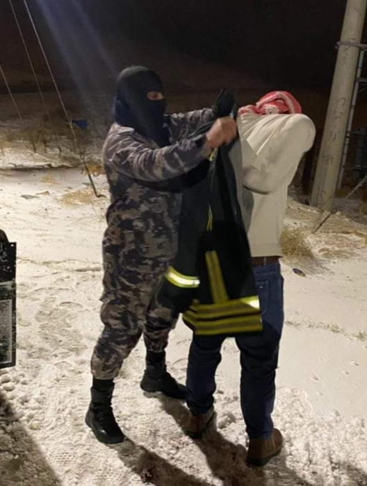 احد ضباط الدفاع المدني يغطي مواطنًا بفلدته