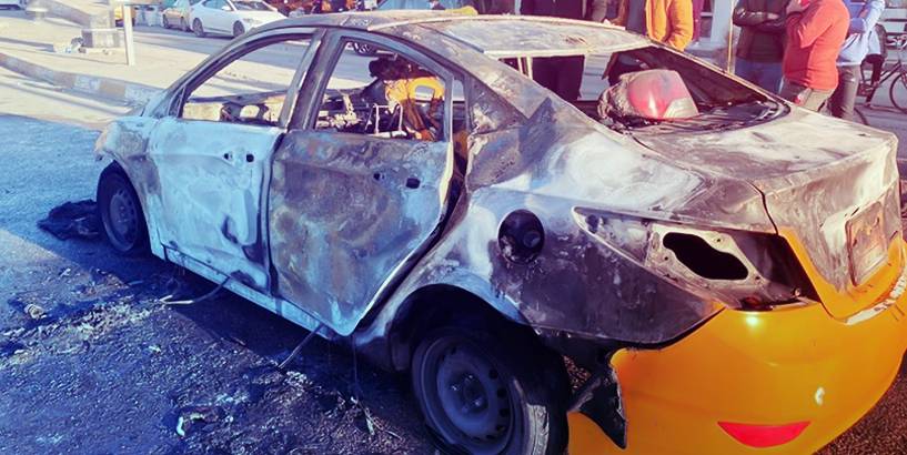 سائق اجرة يضرم النار بمركبته احتجاجا على تغريمه