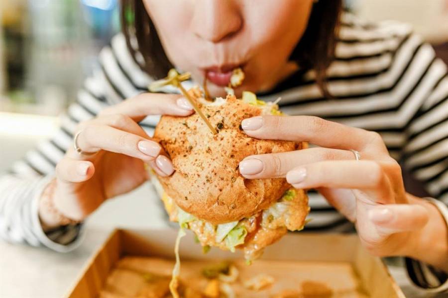 حسم الجدل حول انتقال كورونا عن طريق الأطعمة