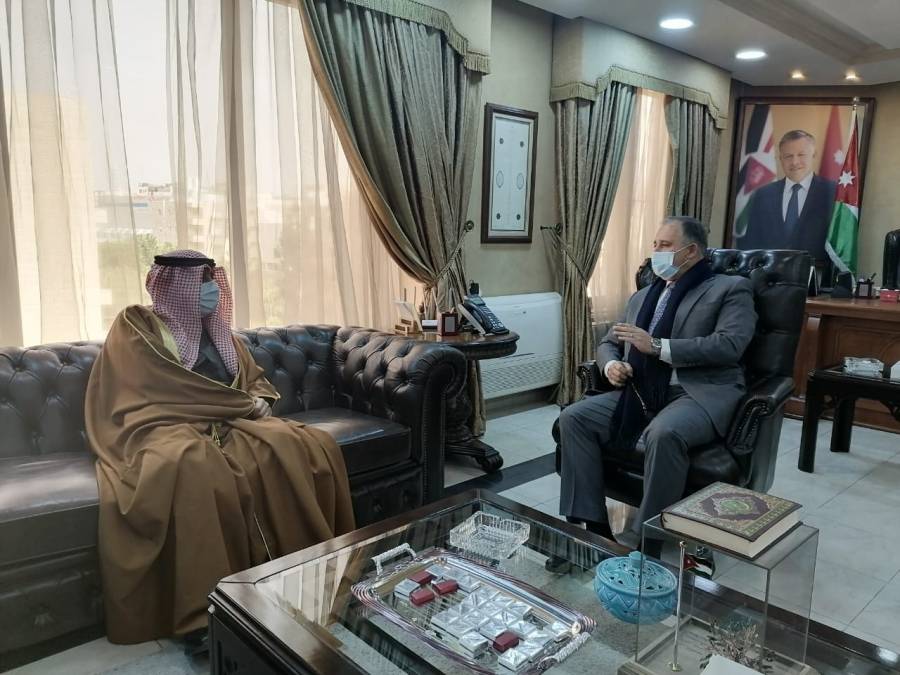 وزير العمل والدولة لشؤون الاستثمار يستقبل السفير الكويتي