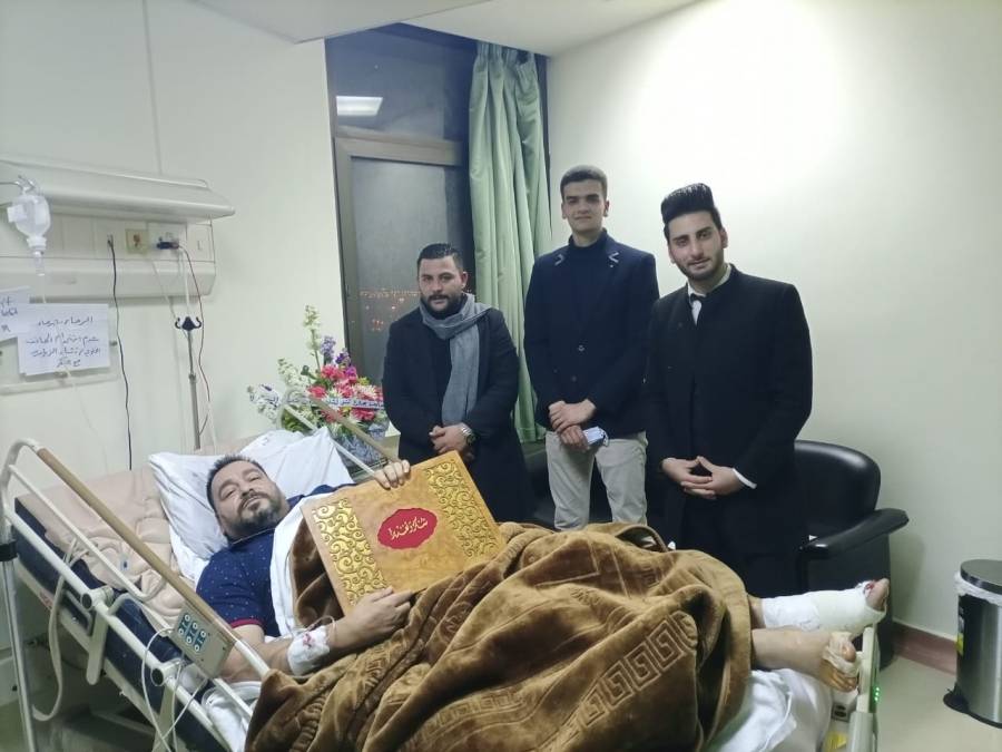 وفد طلابي من جامعة جدارا يزور الفنان السقار الذي يرقد على سرير الشفاء في مستشفى الملك المؤسس