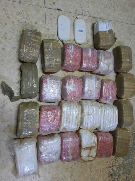 عاجل : بالصور .. الأمن يضبط 3 أشخاص مرتبطون بشبكة تهريب حاولت ادخال مخدرات عبر سوريا و أحبطها الجيش قبل أيام